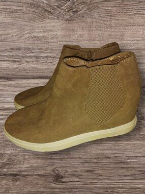 Madden Girl Tan Chelsea Ankle Boots Size 7 Side Zip Comfort Sneaker Booties